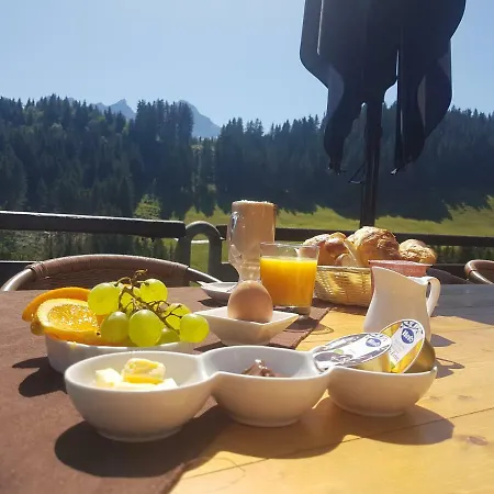 Le Poussin Hotel